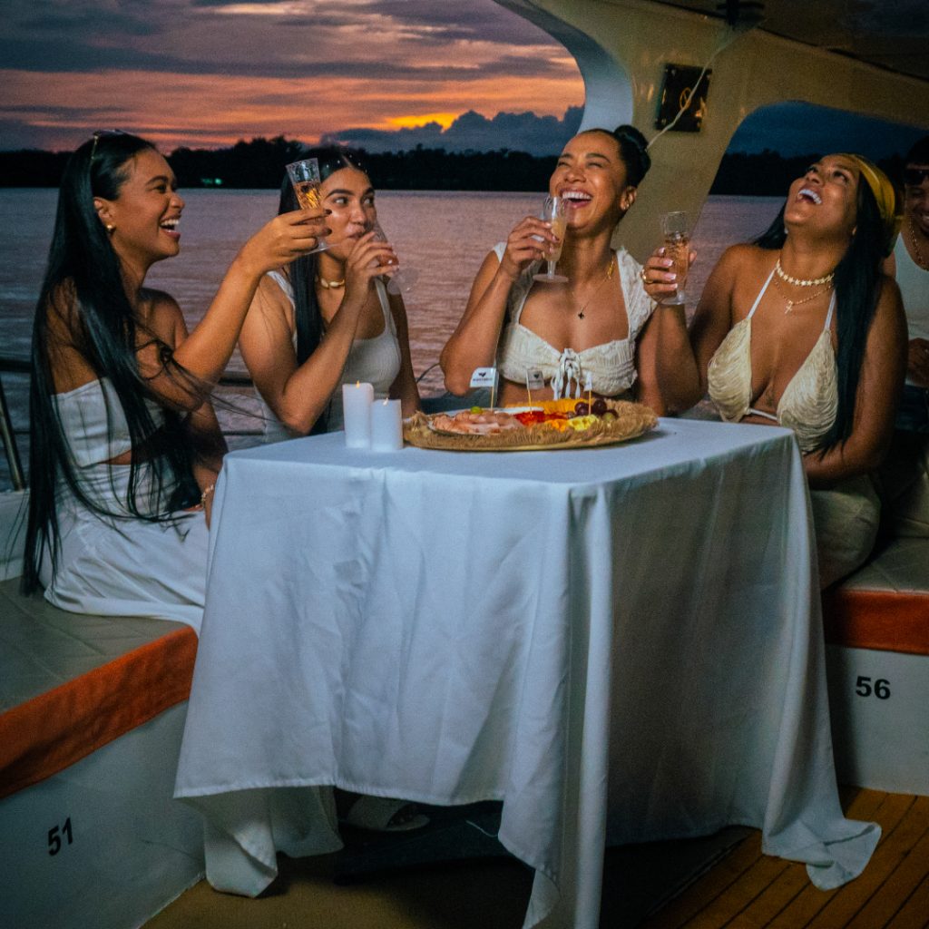 mar-pacifico-mujer-tomando-portobelo-royal-pacific