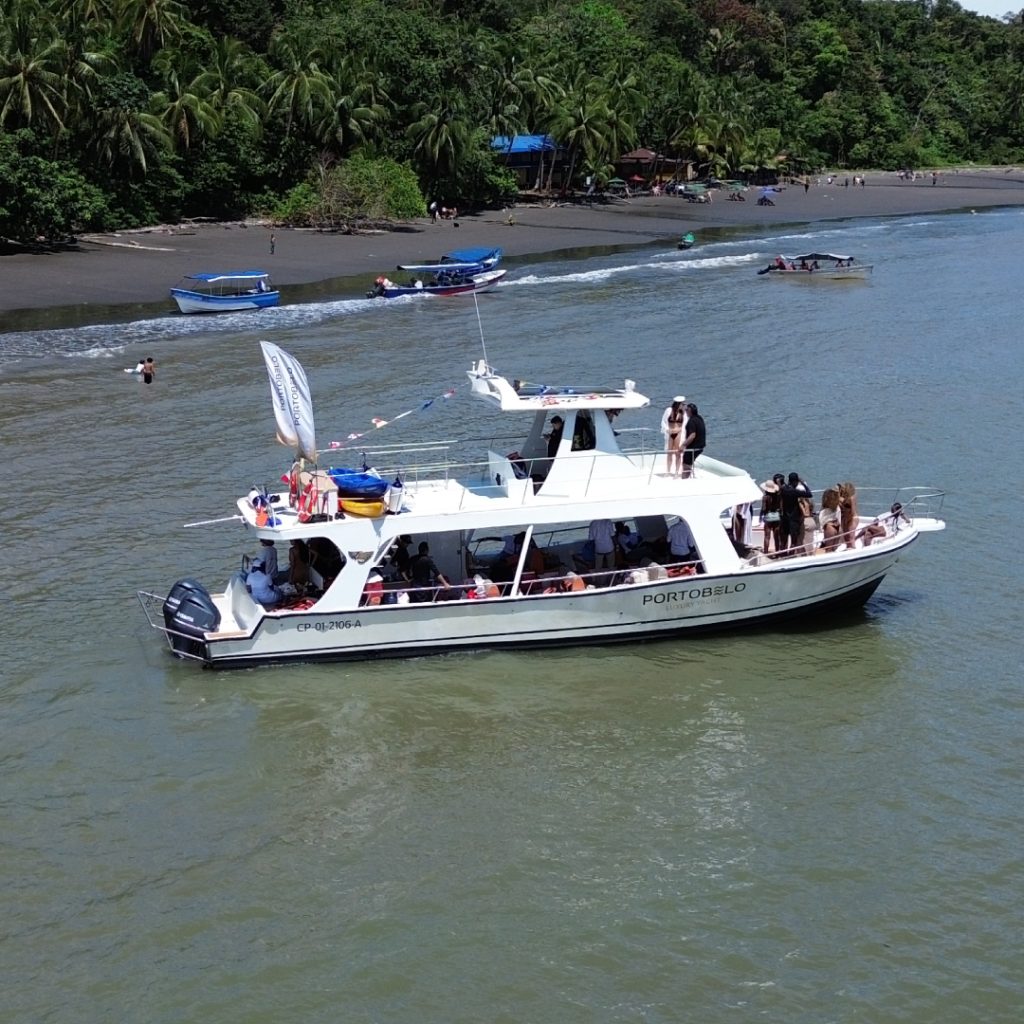 mar-pacifico-yate-portobelo-bahia-malaga-royal-pacific